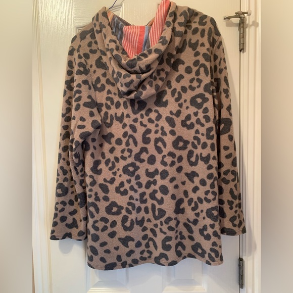 Size small leopard print tunic. Made by Lilypad. Like new. Worn maybe 2 times. - Picture 2 of 3